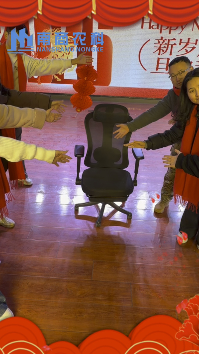 🎇 元旦快乐，温暖相伴 🎇时光匆匆，感恩 2025 年每一份支持与陪伴！从猪场到工厂，南商农科的成长，离不开每一位合作伙伴与家人的信赖！2026 年，我们将继续以贴心服务和硬核设备，陪您一路前行，养殖